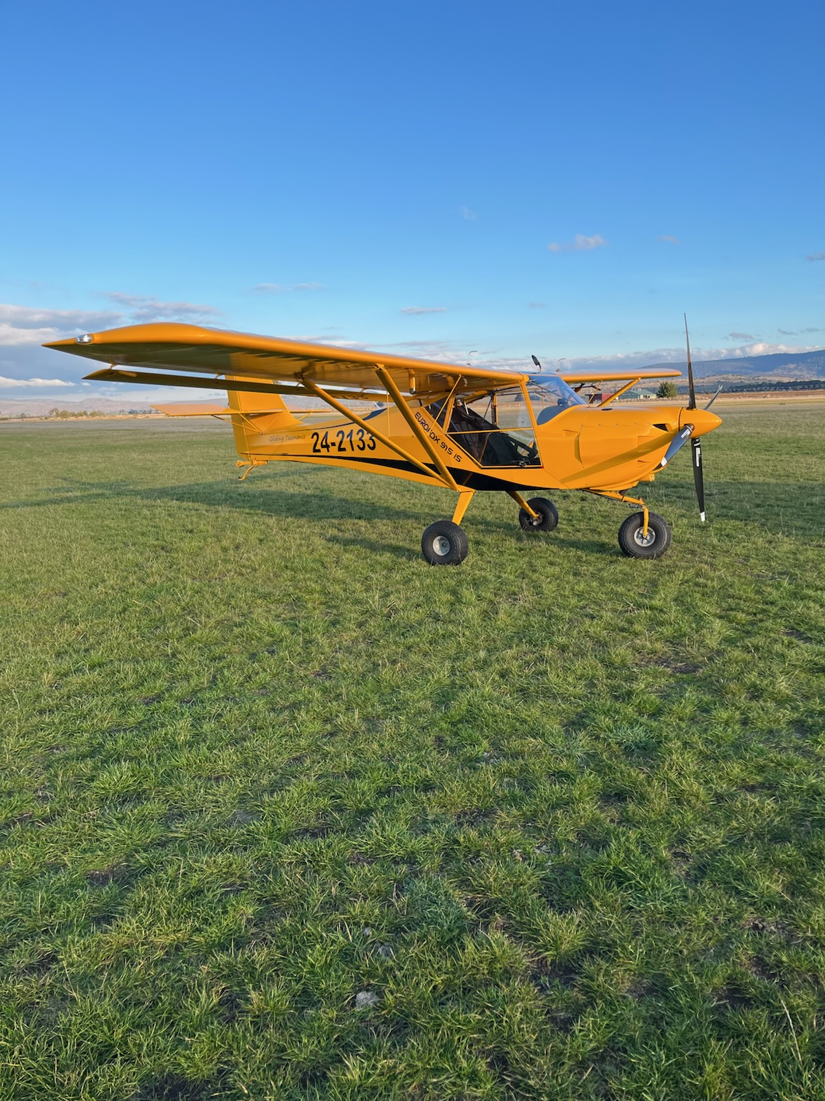 Eurofox towing a glider at Tunbridge Airfield